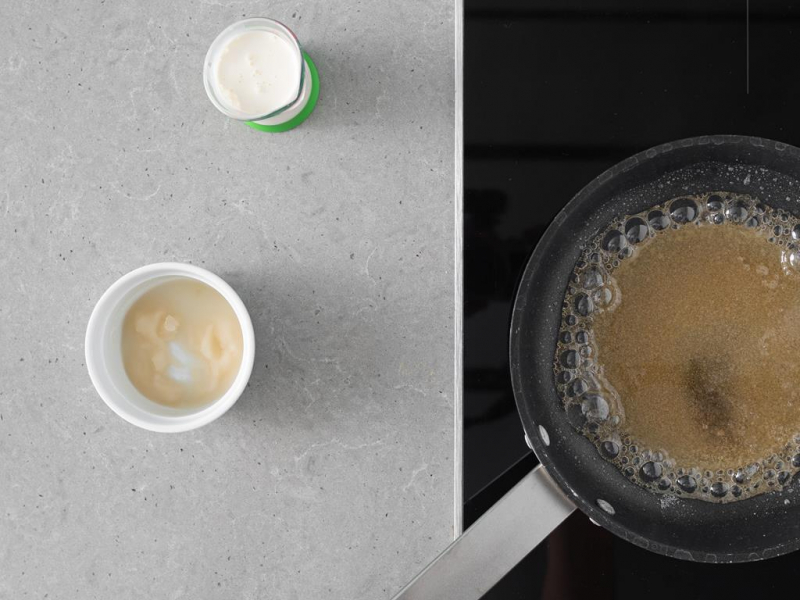 Na patelni karmel. Obok namoczony w wodzie agar i 艣mietanka.