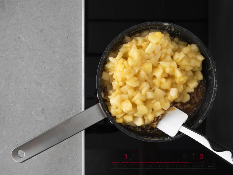 Podpra偶anie jab艂ek na patelni z karmelem.