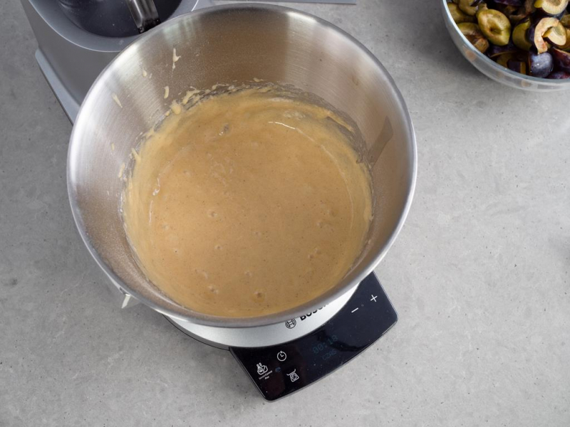 ciasto w misie na szybki placek ze śliwkami