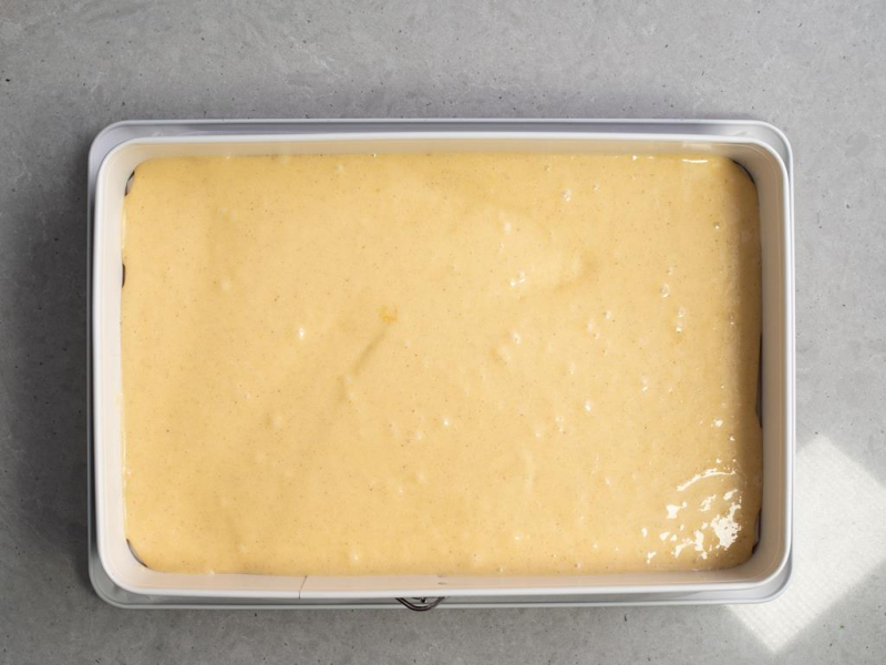 w formie do pieczenia Wilton nieupieczone ciasto