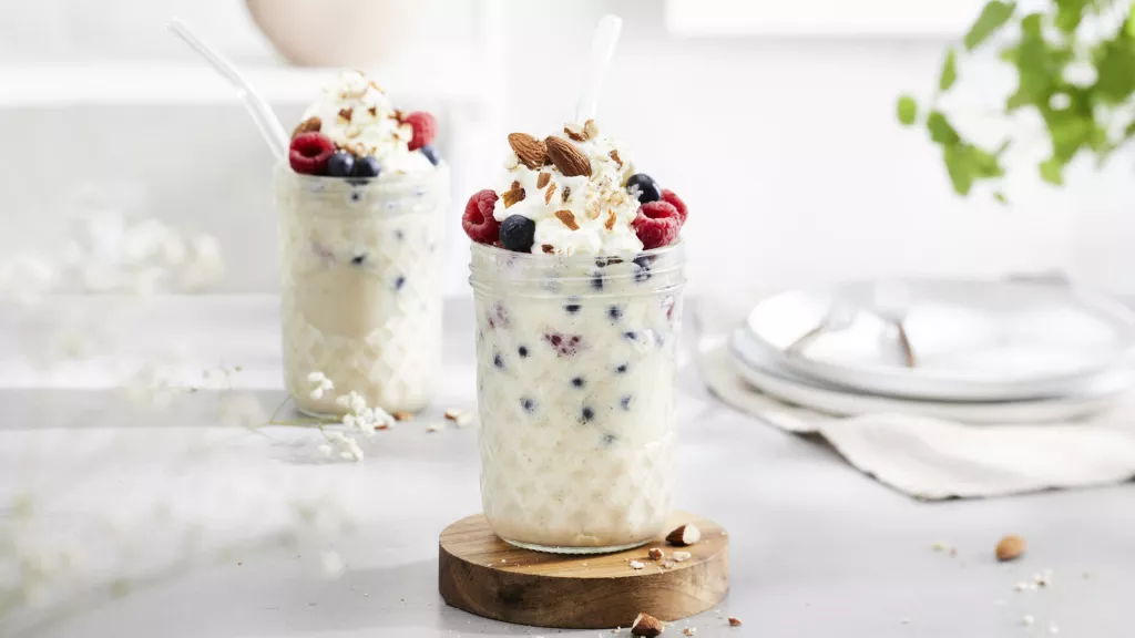 wegański koktajl waniliowy z owocami wszystkiego słodkiego