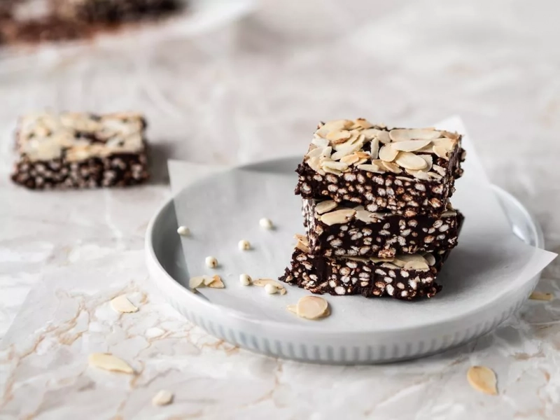 Batoniki jaglane z prażonymi migdałami