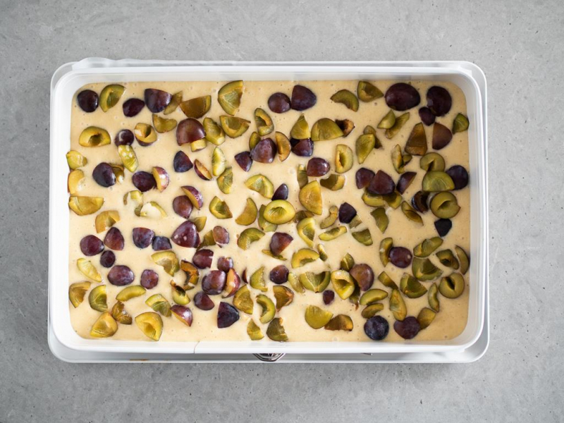 szybki placek ze śliwkami przed pieczeniem