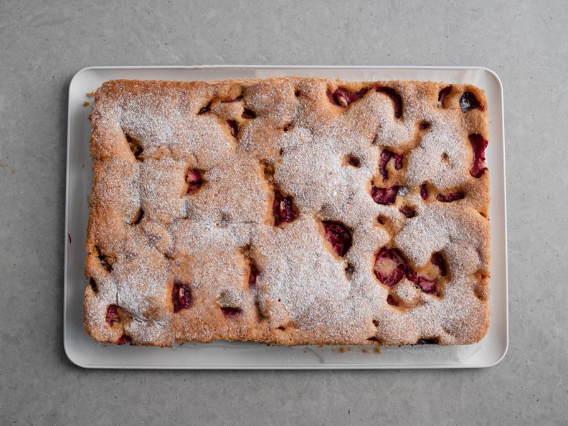 upieczony szybki placek ze śliwkami