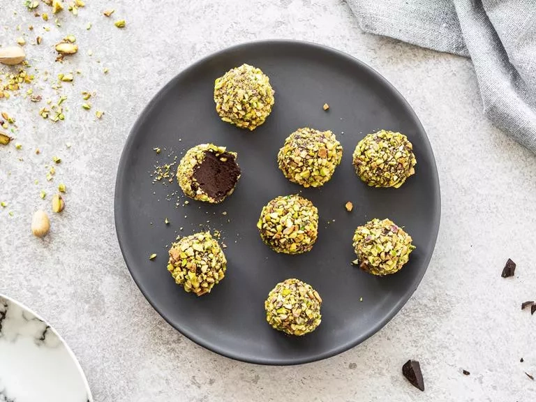 czekoladowe trufle z awokado i pistacjami