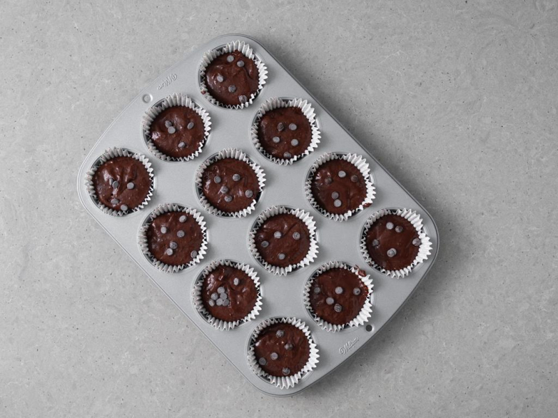 Nałożone ciasto do wegańskich muffinek czekoladowych.