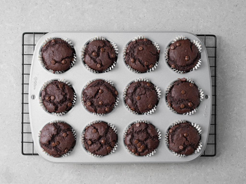 Upieczone wegańskie muffinki czekoladowe.