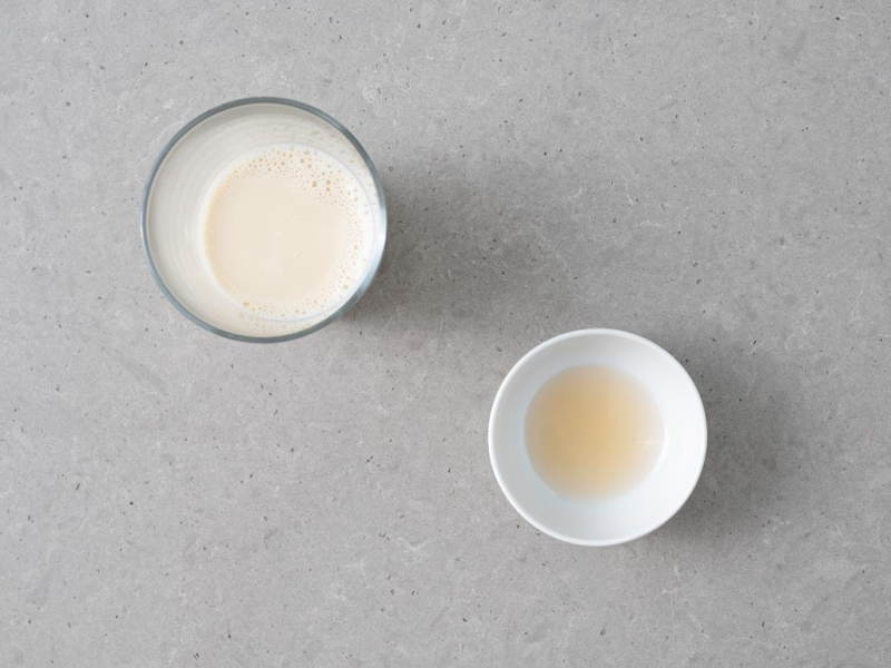 W szklance napój sojowy, a obok w miseczce ocet.