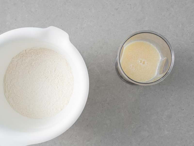 W misie wymieszane suche składniki. Obok w pojemniku wymieszane mokre składniki.