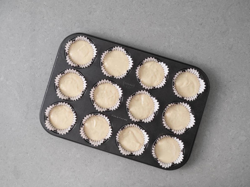 Nałożone ciasto do wegańskich muffinek waniliowych.