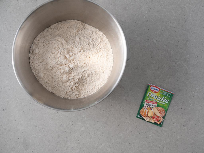 W misie wymieszana mąka orkiszowa jasna i ciemna, razem z drożdżami.