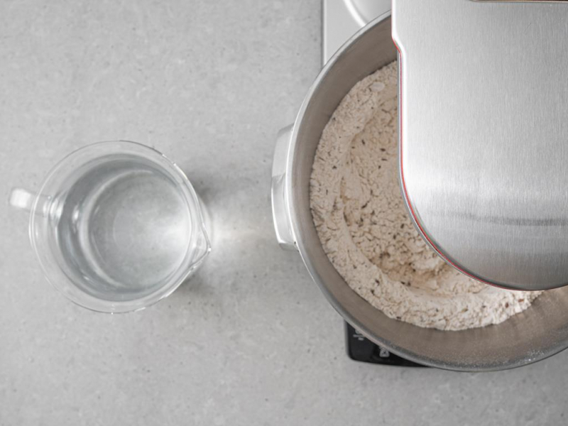 W misie wymieszane suche składniki z nasionami.