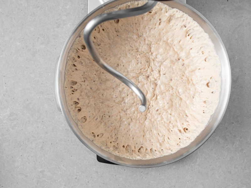 Wyrośnięte ciasto drożdżowe w misie.