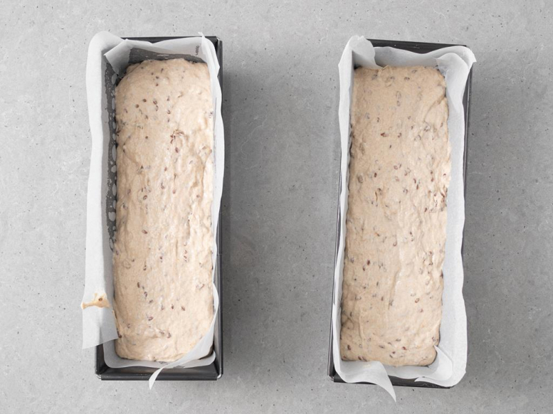 Ciasto na chleb przełożone do dwóch keksówek.
