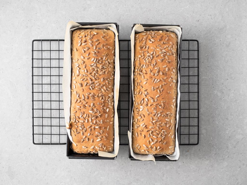 Upieczone chleby z mąki orkiszowej na kratce do studzenia.