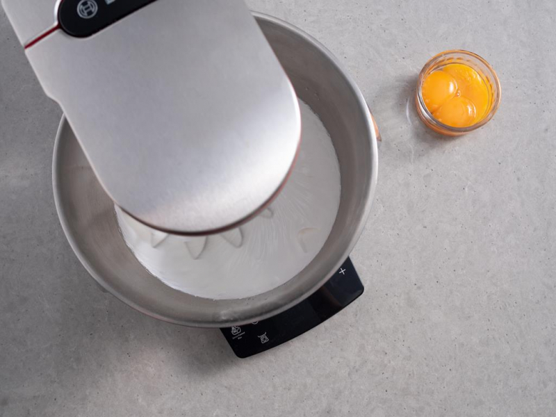 piana z białek z cukrem , żółtka