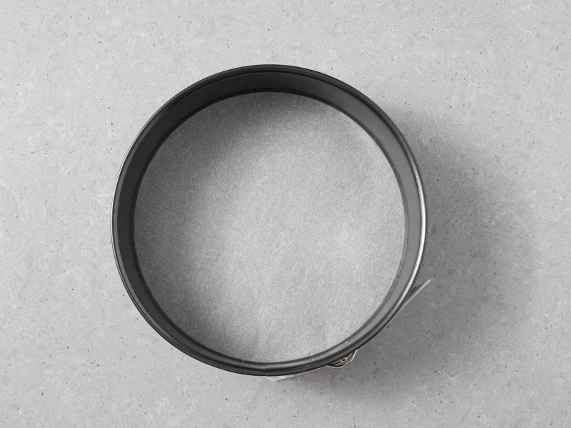 Tortownica o średnicy 24 cm Dr. Oetkera, wyłożona papierem do pieczenia.