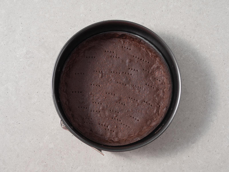 Upieczony czekoladowy kruchy spód wegański na tartę pistacjową.
