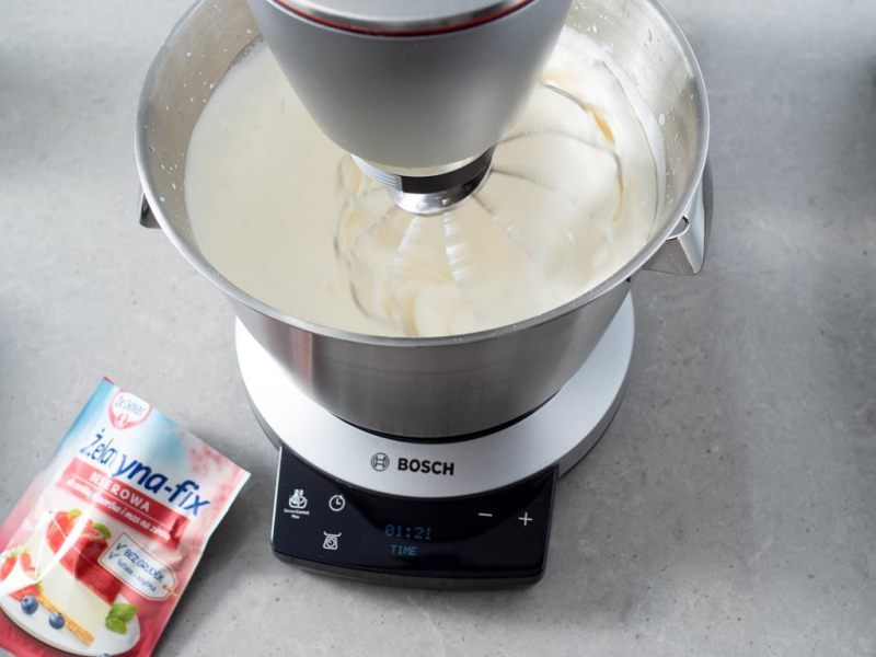 w robocie kuchennym bosch ubijana śmietanka obok żelatyna fix deserowa Dr. Oetker