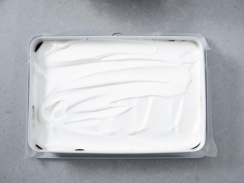 w prostokątnej formie warstwa śmietankowa do ciasta kukułka