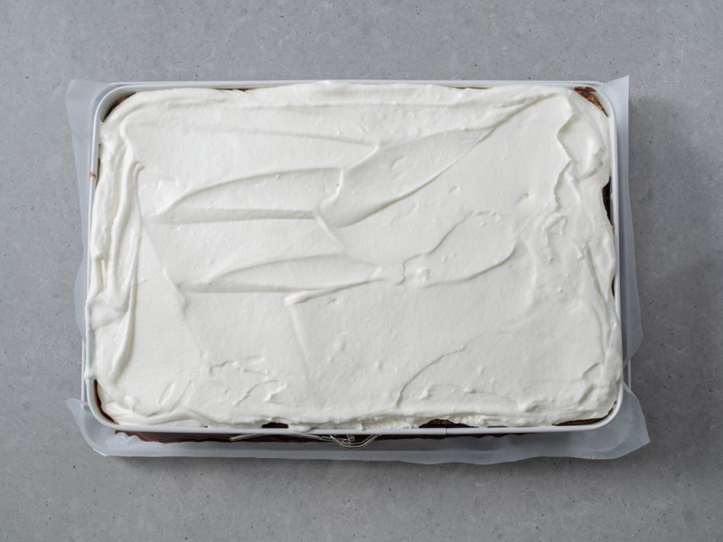 w formie ciasto z kremem śmietankowym