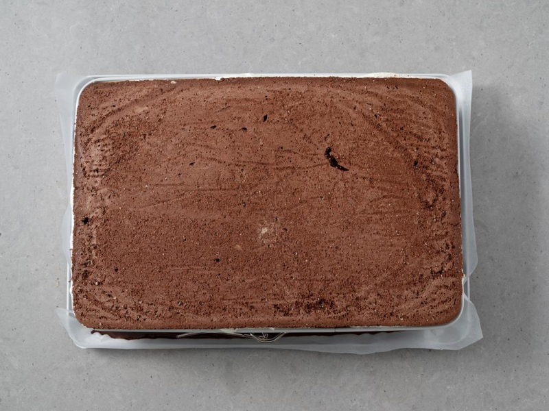 w prostokątnej formie przełożone ciast z biszkoptem kakaowym