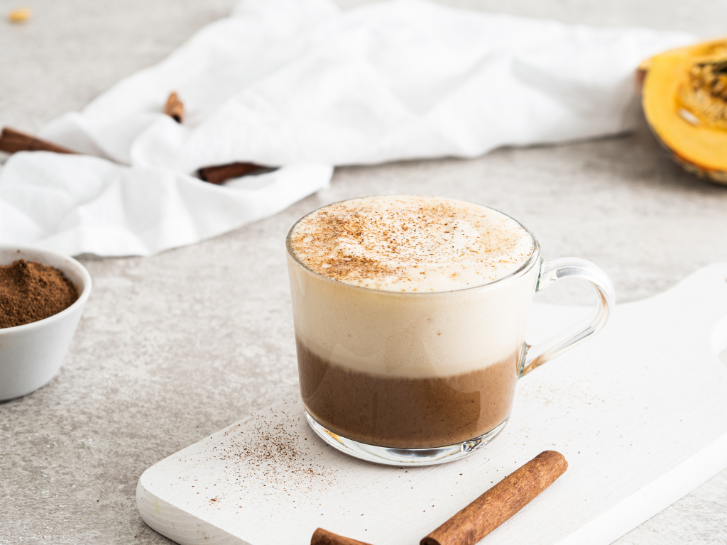 Pumpkin spice latte, kawa z dynią i cynamonem na białej desce - Wszystkiego Słodkiego