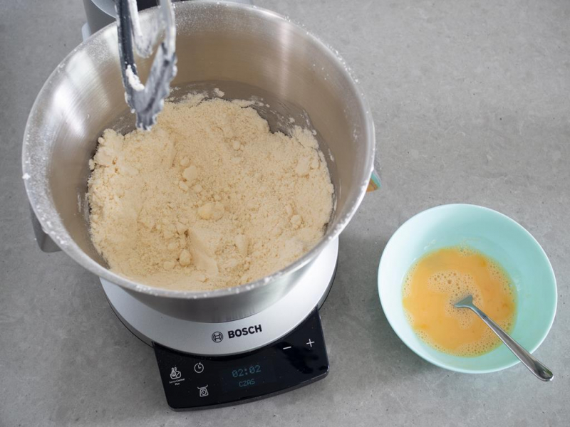 w robocie bosch kruszonka obok miska z jajkiem