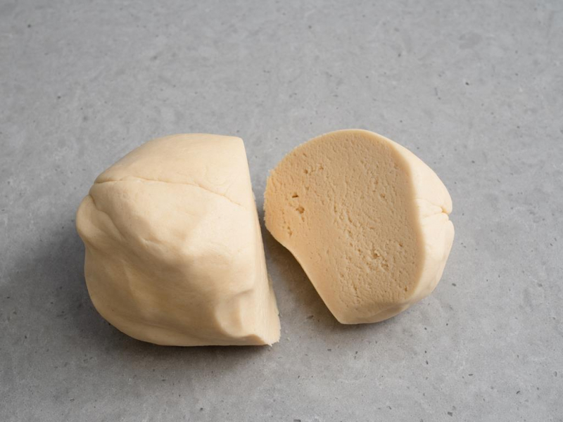 kulka kruchego ciasta przekrojona na dwie części