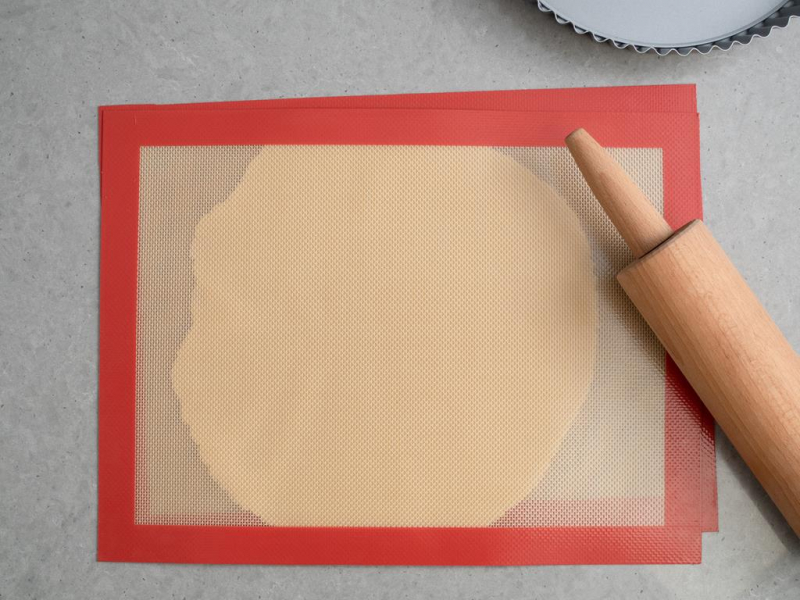 pomiędzy matami silikonowymi rozwałkowane ciasto
