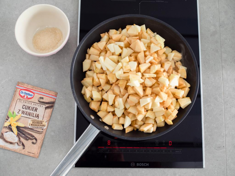 na pycie indukcyjnej bosch pokrojone jabłka na patelni , cukier z wanilią Bourbon  Dr. Oetkera
