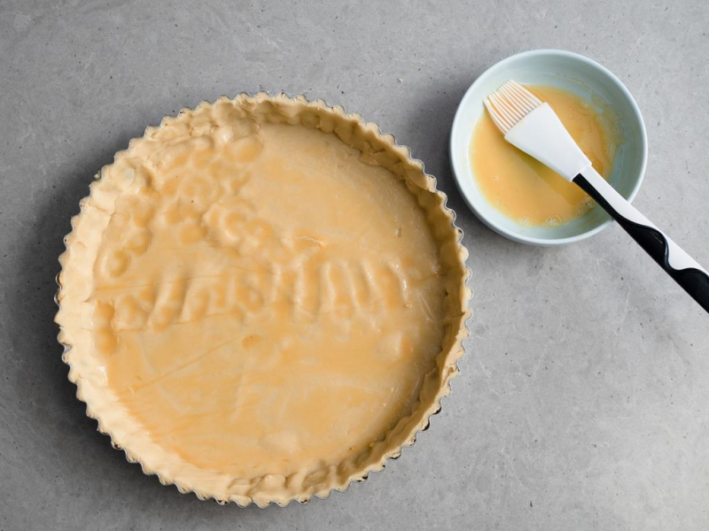 nieupieczona tarta posmarowana jajkiem