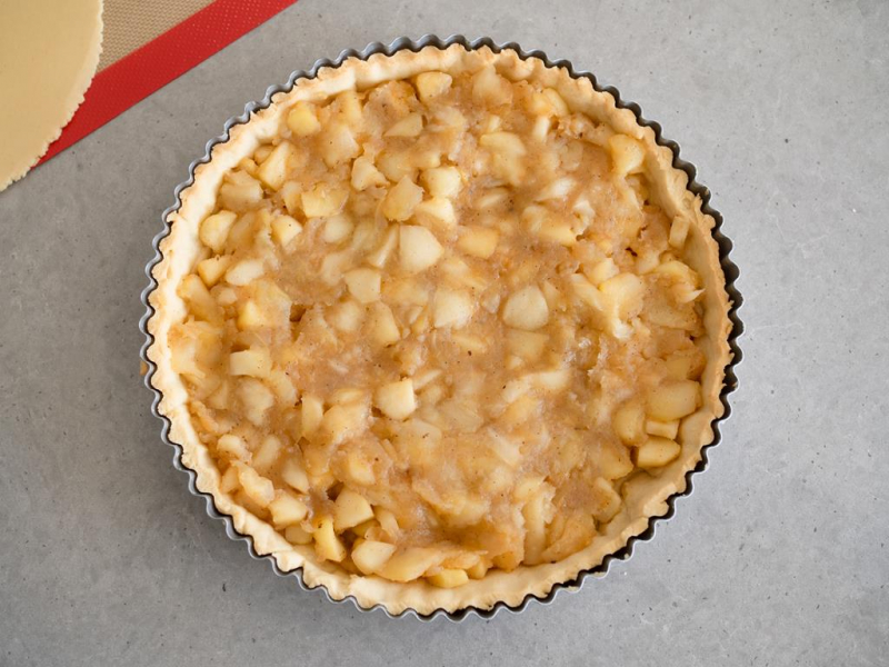 spód do tarty wypełniony jabłkami