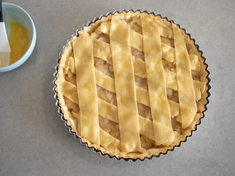 nieupieczona tarta z jabłkami i kratką