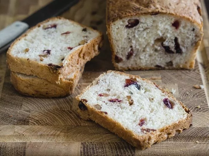 Chlebek z żurawiną i orzechami
