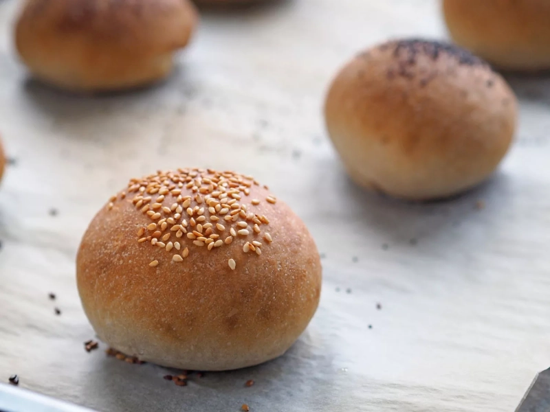 bułeczki drożdżowe z makiem i sezamem