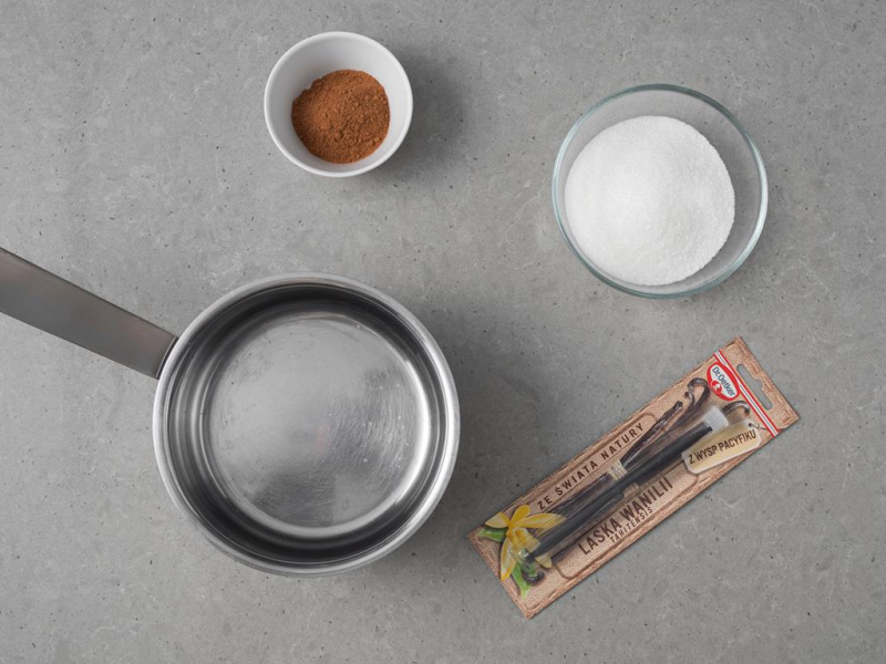 Na blacie garnek, przyprawa pumpkin pie, cukier w miseczce i laska wanilii Dr. Oetker