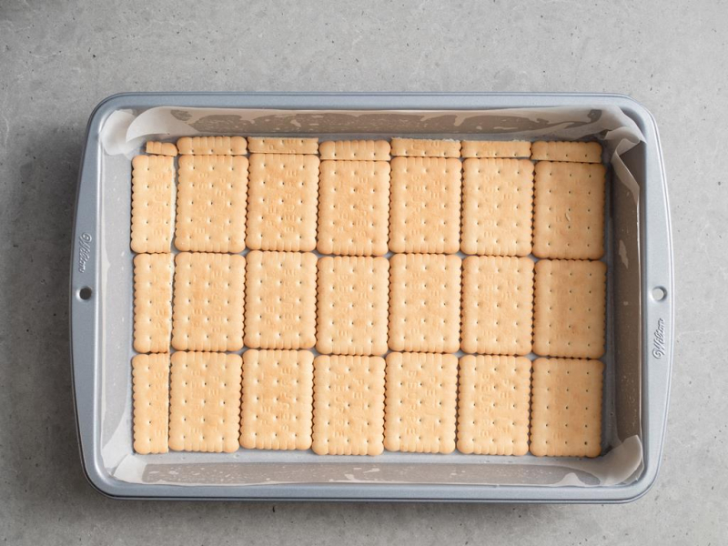 spód formy wyłożony herbatnikami