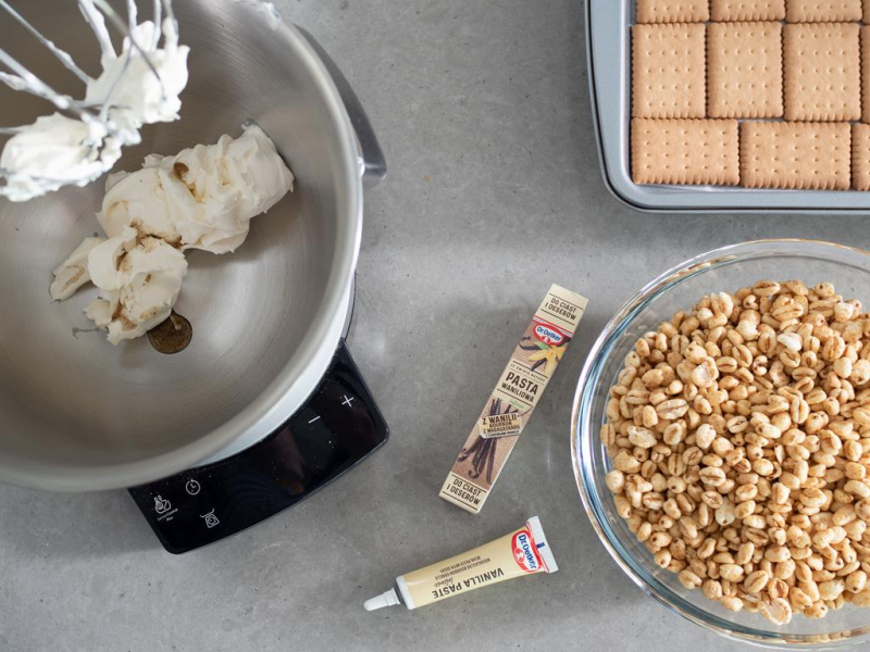 na blacie pasta z wanilii, w misie serek mascarpne oraz szklana miska z płatkami Kangus