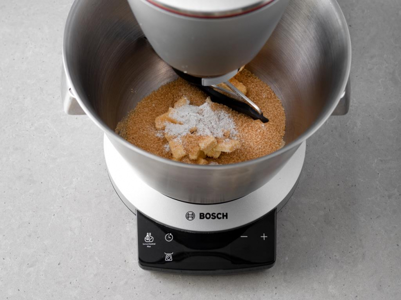 Margaryna roślinna, cukier trzcinowy i cukier z wanilią Dr. Oetkera w misie robota kuchennego firmy Bosch.