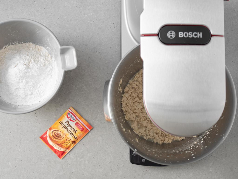 W misie ucieranie mokrej masy. Obok mąka pszenna wymieszana z ziemniaczaną, a obok proszek do pieczenia.