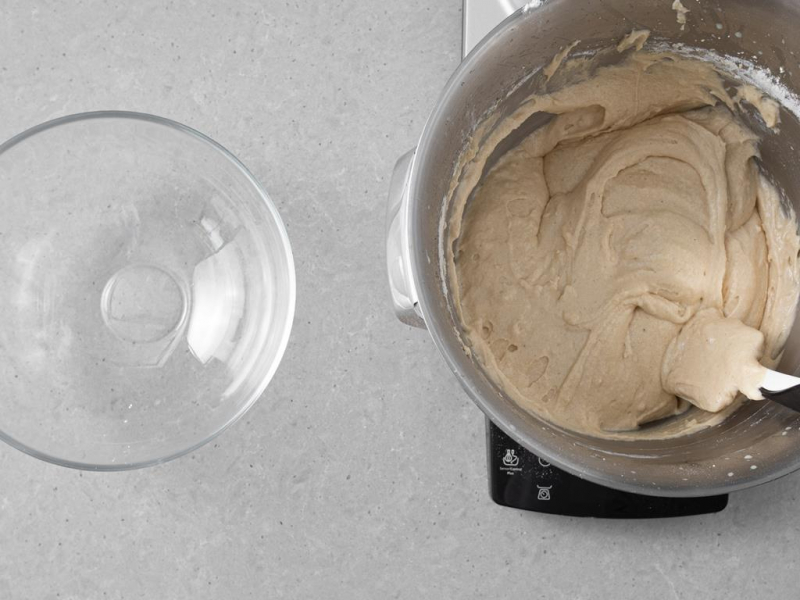 Wymieszana masa na babkę wegańską.