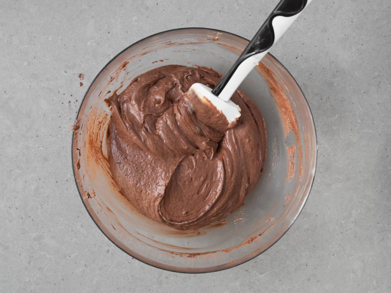 Wymieszane ciasto z kakao.