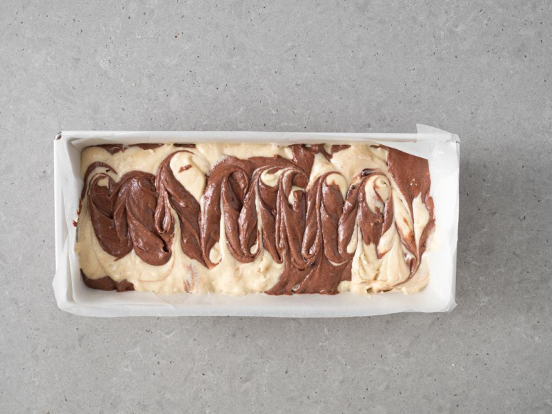 Wegańskie ciasto marmurkowe przed upieczeniem, w keksówce.