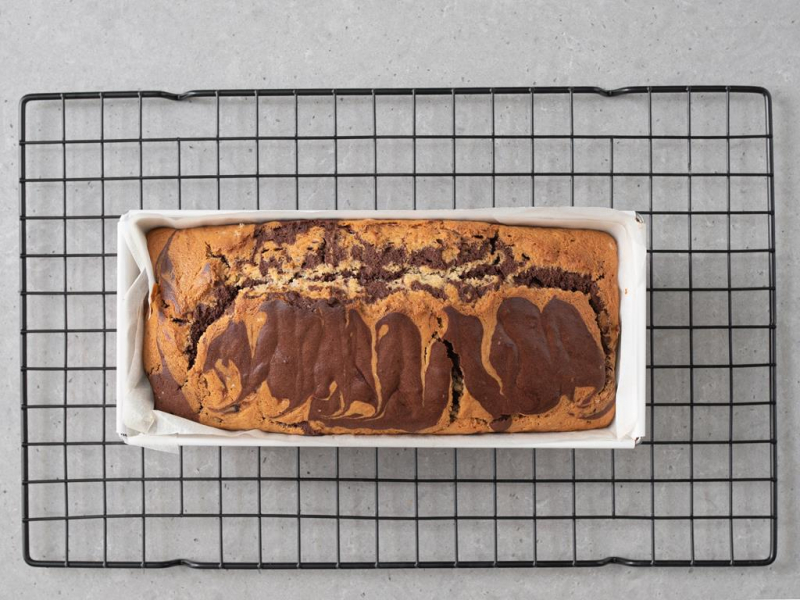 Upieczona wegańska babka marmurkowa.