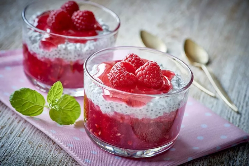 deser kokosowy z chia i malinami