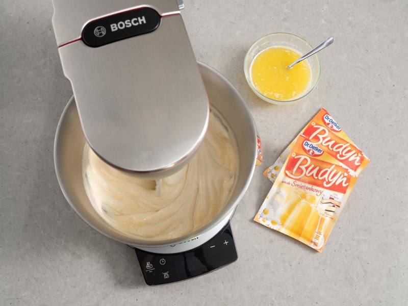 masa serowa, rozpuszczone masło, budyń śmietankowy