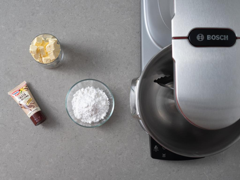 Robot kuchenny Bosch. Obok w miseczce cukier puder, margaryna i pasta waniliowa Dr. Oetkera.
