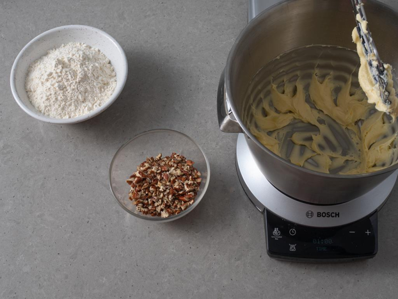 W misie miksera firmy Bosch utarty cukier z margaryną wegańską.