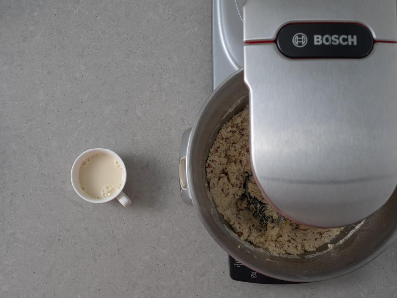 W misie zagniatanie ciasta na śnieżne kule. Obok napój sojowy.